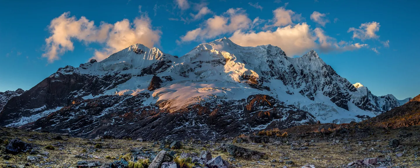 Cordillera Vilcanota nevada al atardecer.