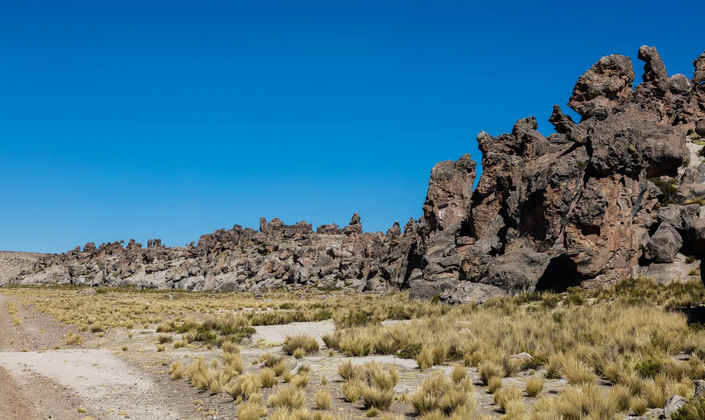 Formaciones rocosas en la Reserva Nacional Salinas, Arequipa, Perú.